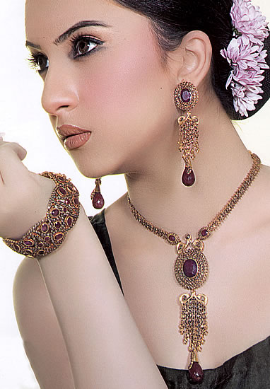 http://www.mehndichain.com/wp-content/uploads/asian-artificial-jewellery.jpg